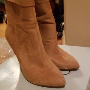 Jessica Simpson sued heeled booties